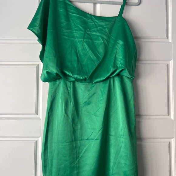 Green dress - Picture 1 of 4